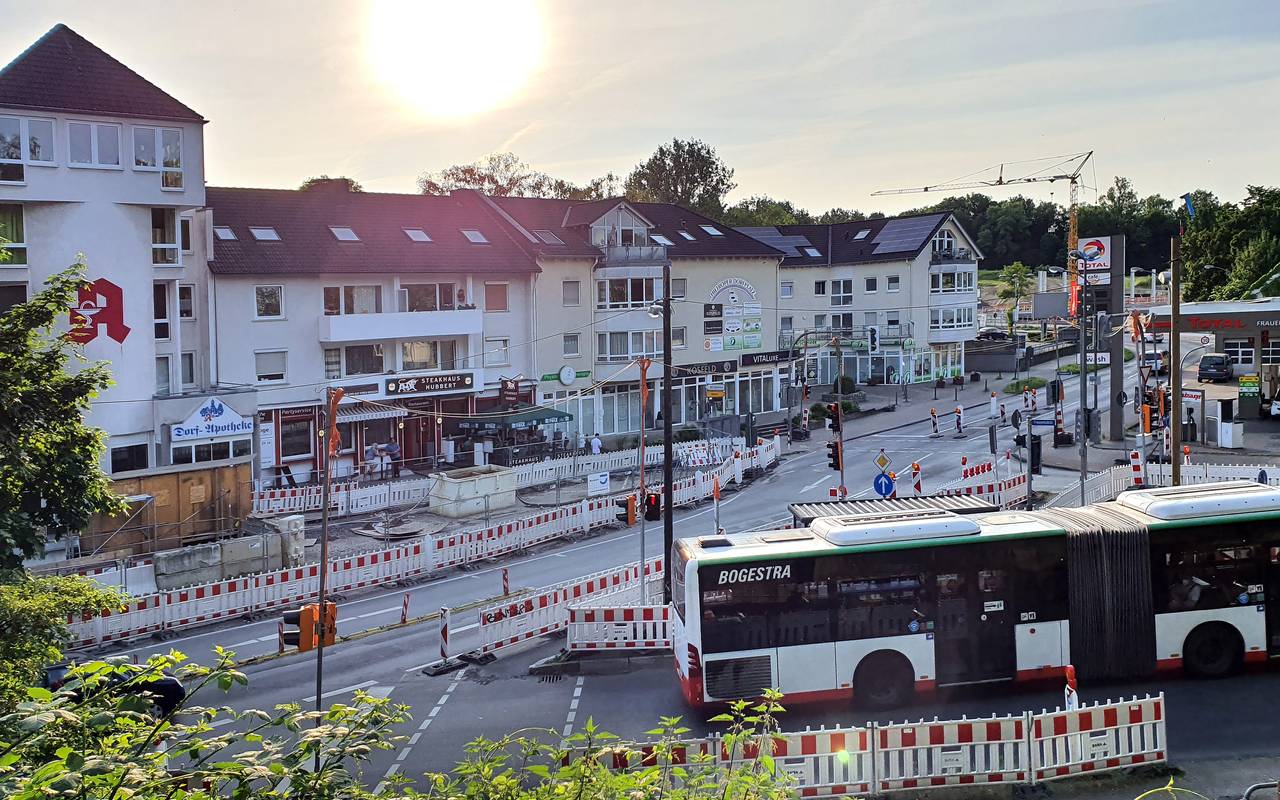 Bus fährt durch den Baustellenbereich in Hiltrop-Dorf