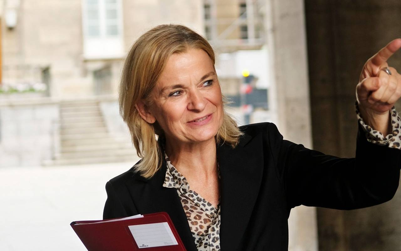 Bochums Stadtkämmerin Eva-Maria Hubbert am Rathaus