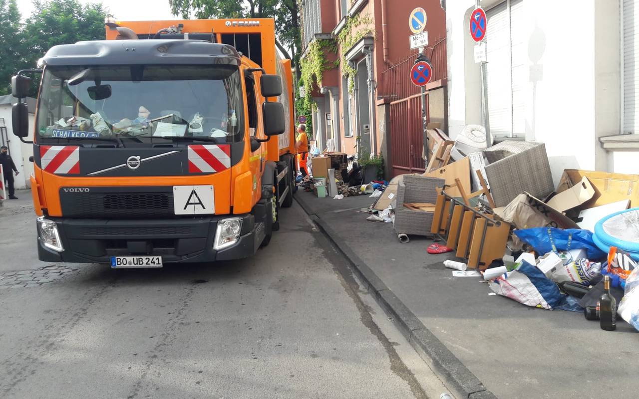 Ein Müllwagen wird mit Sperrmüll beladen