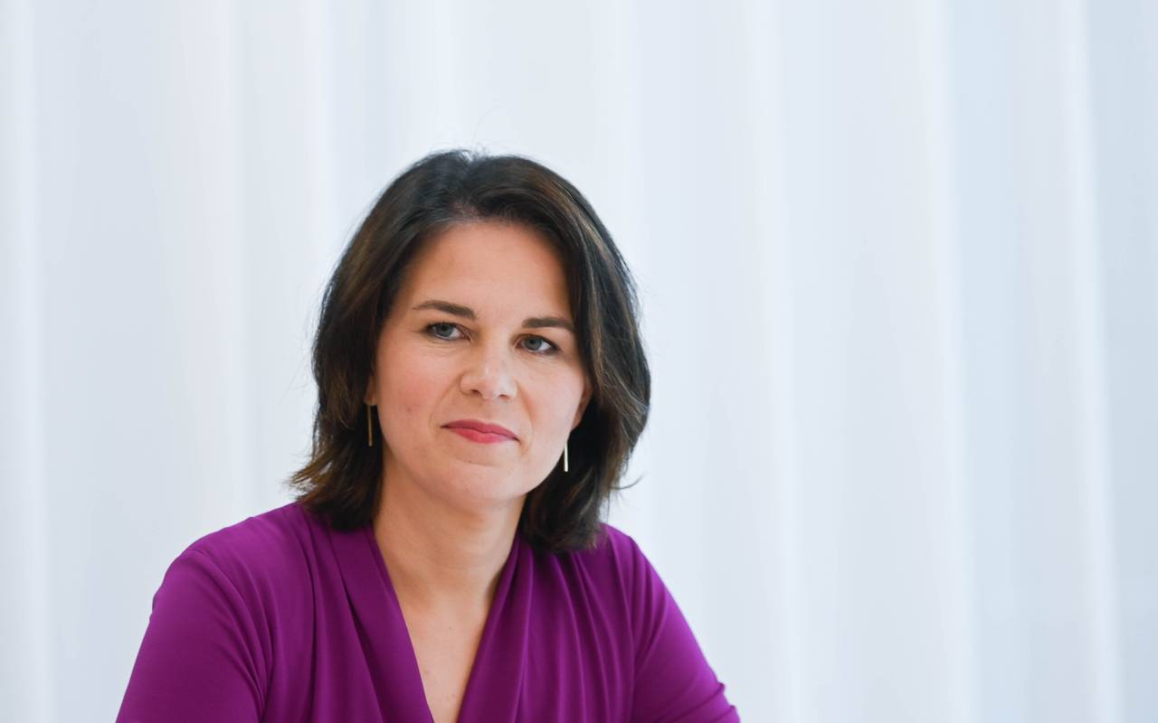 Annalena Baerbock lächelt in die Kamera