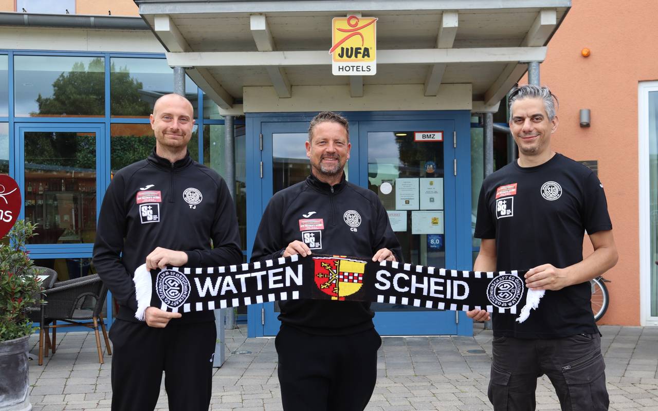 Trainerteam SGW halten Vereinsschal