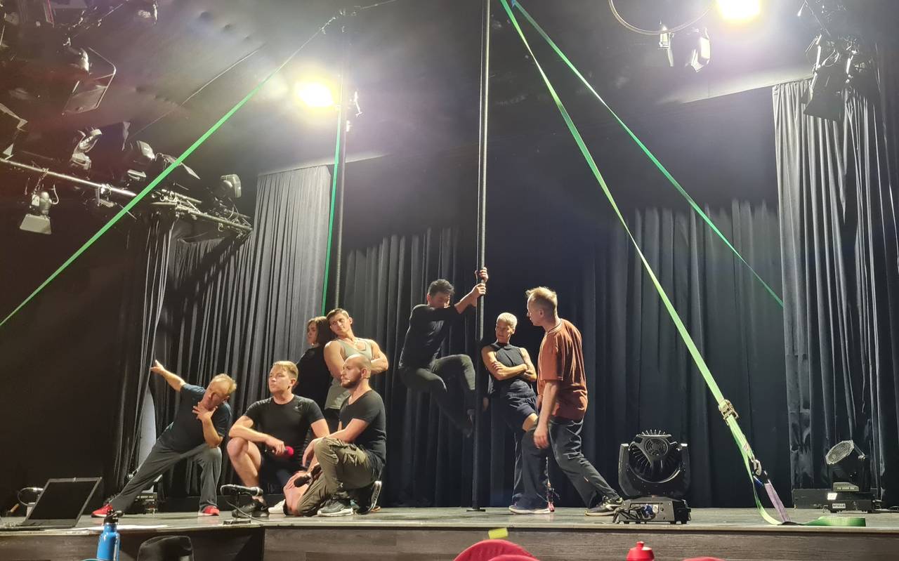 Mehrere Menschen posen auf der Bühne