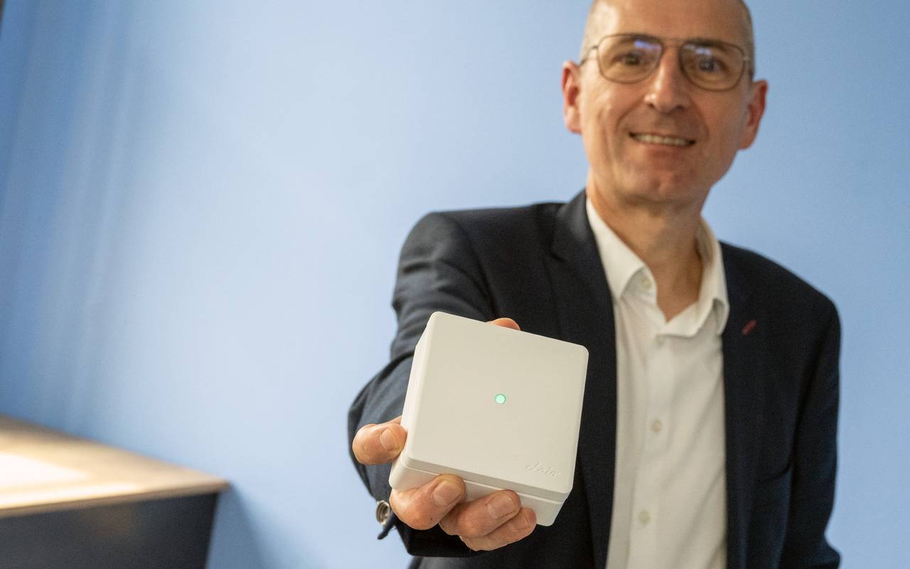 Bochums Bildungsdezernent Dietmar Dieckmann hält eine CO2-Ampel in der Hand. Mit diesen Ampeln soll im kommenden Schuljahr das Stoßlüften erleichtert werden.