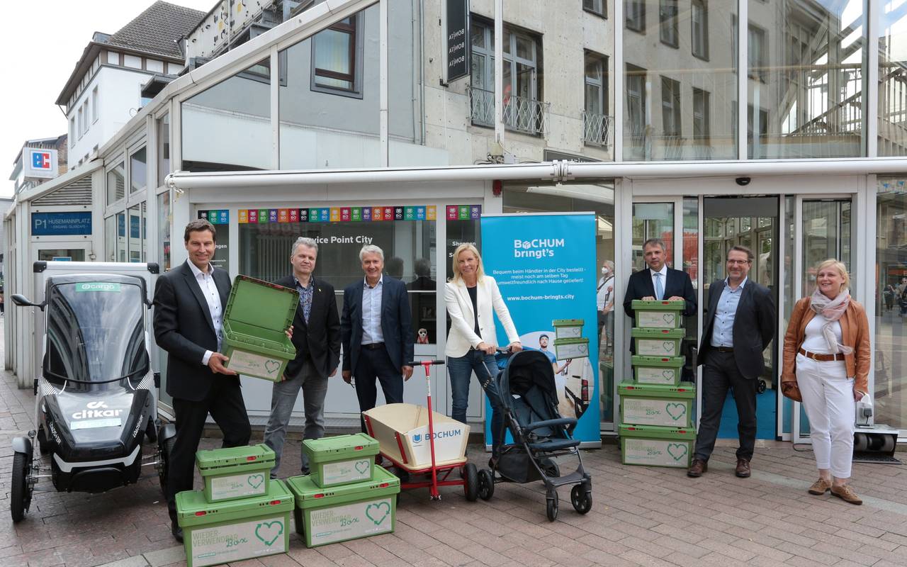 Organisatoren bei der Vorstellung des Infopoints vor dem Gebäude