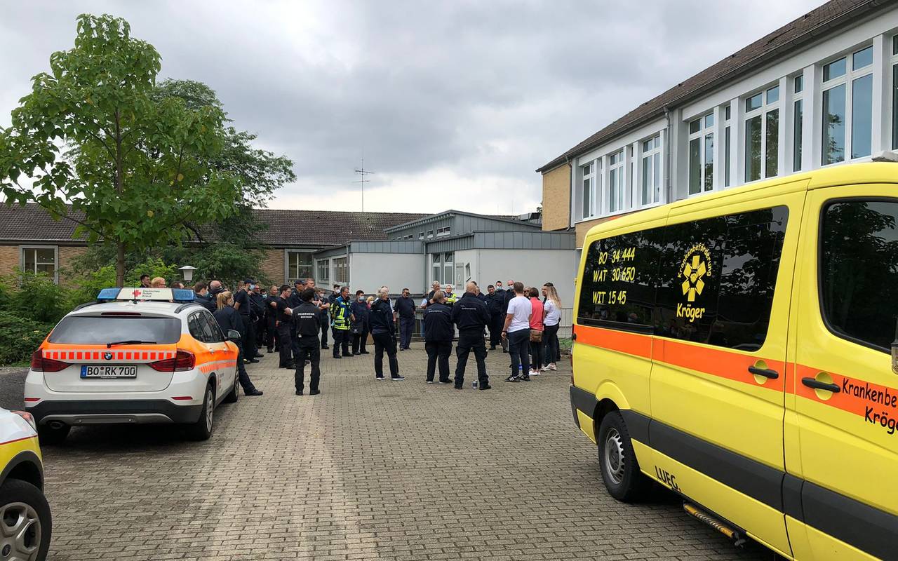 Die Einsatzkräfte besprechen auf dem Schulgelände an der Gahlenschen Straße das genaue Vorgehen