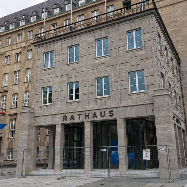 Der fertig sanierte Ostflügel mit dem neuen Haupteingang des Bochumer Rathauses