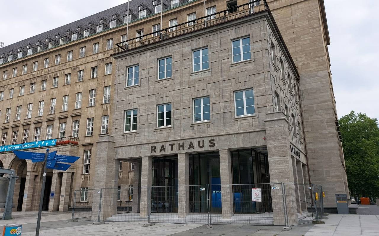 Der fertig sanierte Ostflügel mit dem neuen Haupteingang des Bochumer Rathauses