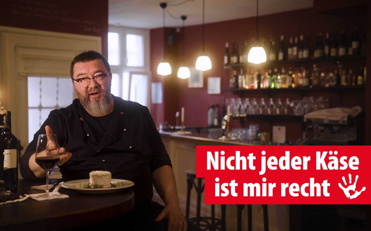 Ein Gastronom schaut in die Kamera und wird mit "Nicht jeder Käse ist mir recht" untertitelt.