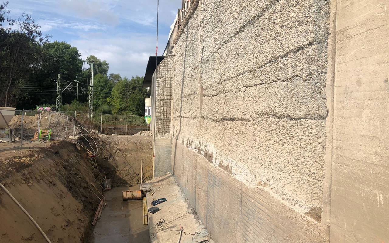 Die elf Meter hohe Stützwand von der Seite der Baustelle aus