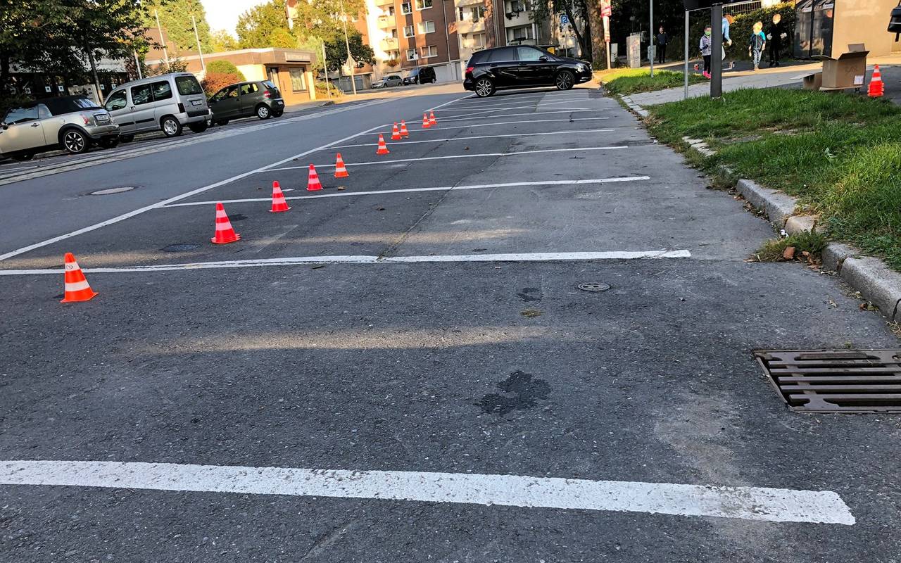 Vier Parkstreifen mit Hütchen eingezäunt.
