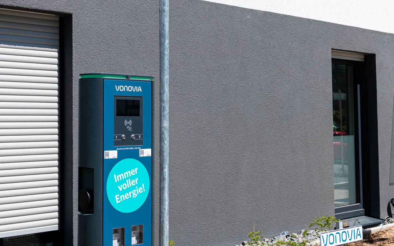 Eine E-Ladesäule in einem Bochumer Vonovia-Wohnquartier