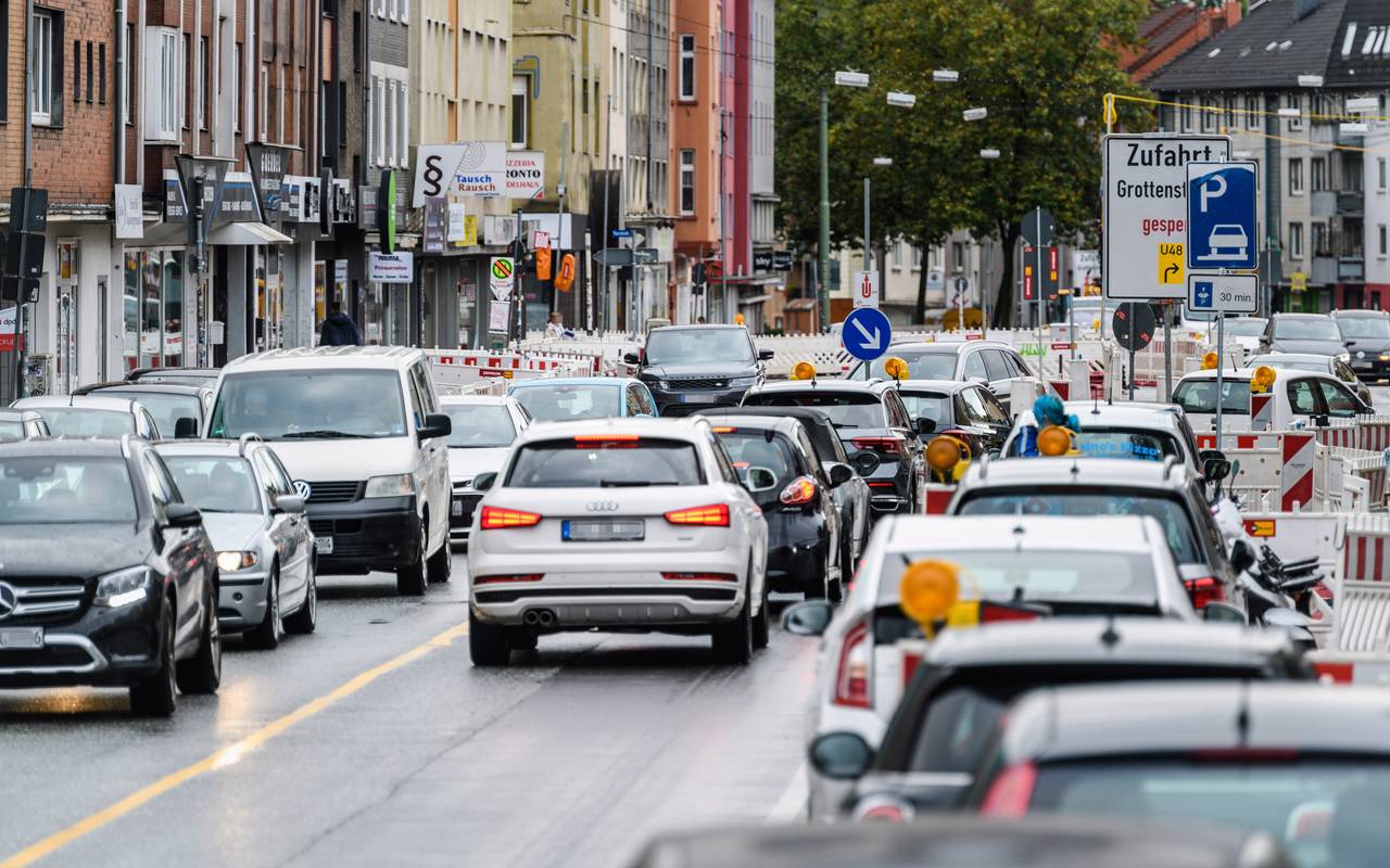 Stau an der Baustelle Hattinger Straße