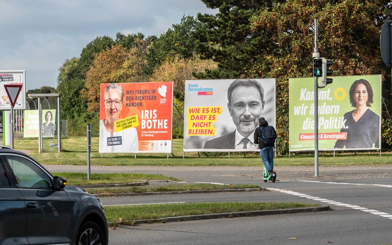 Große Plakatwände am Straßenrand