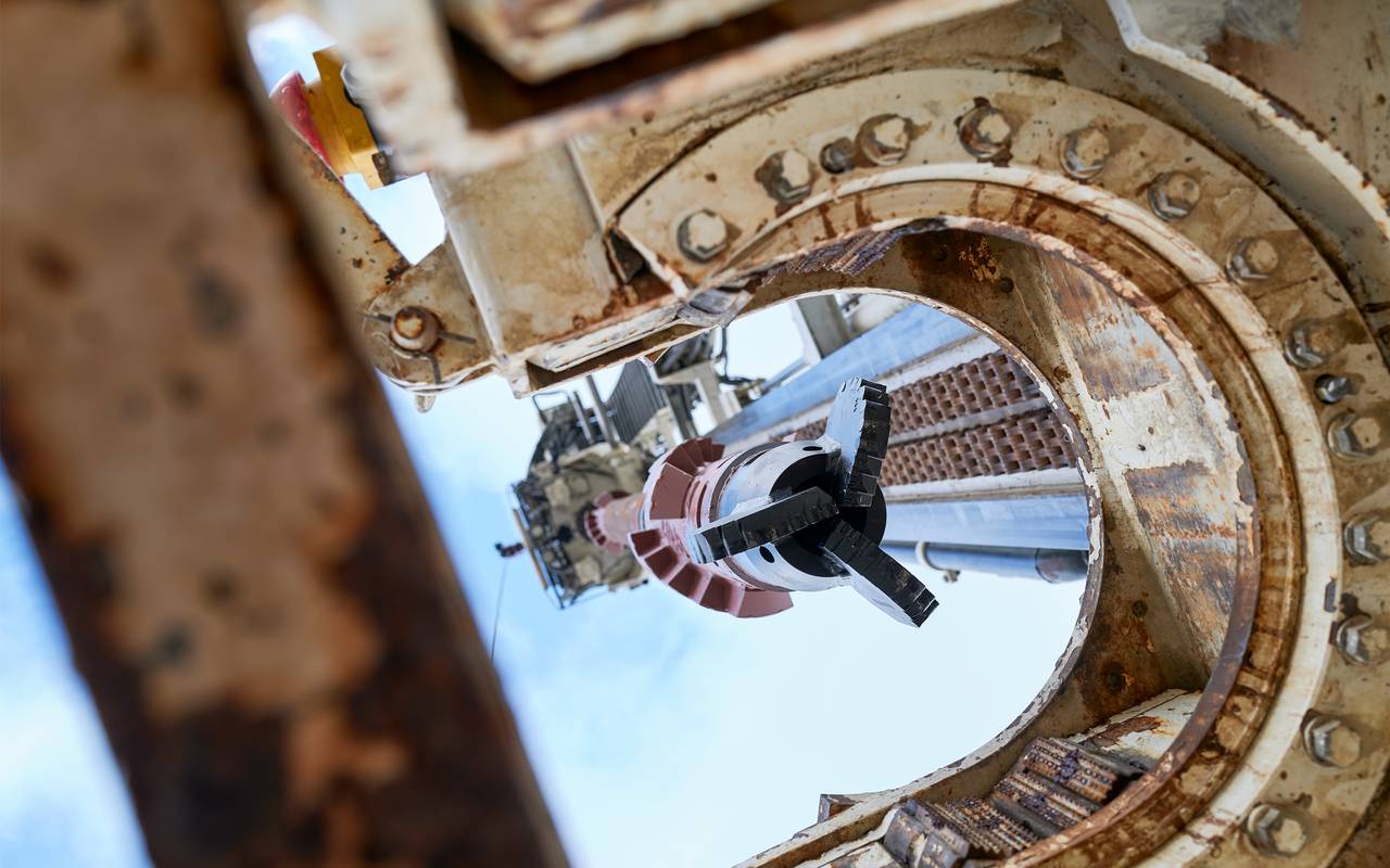 Bohrkopf senkt sich in Bohrloch auf Mark 51°7