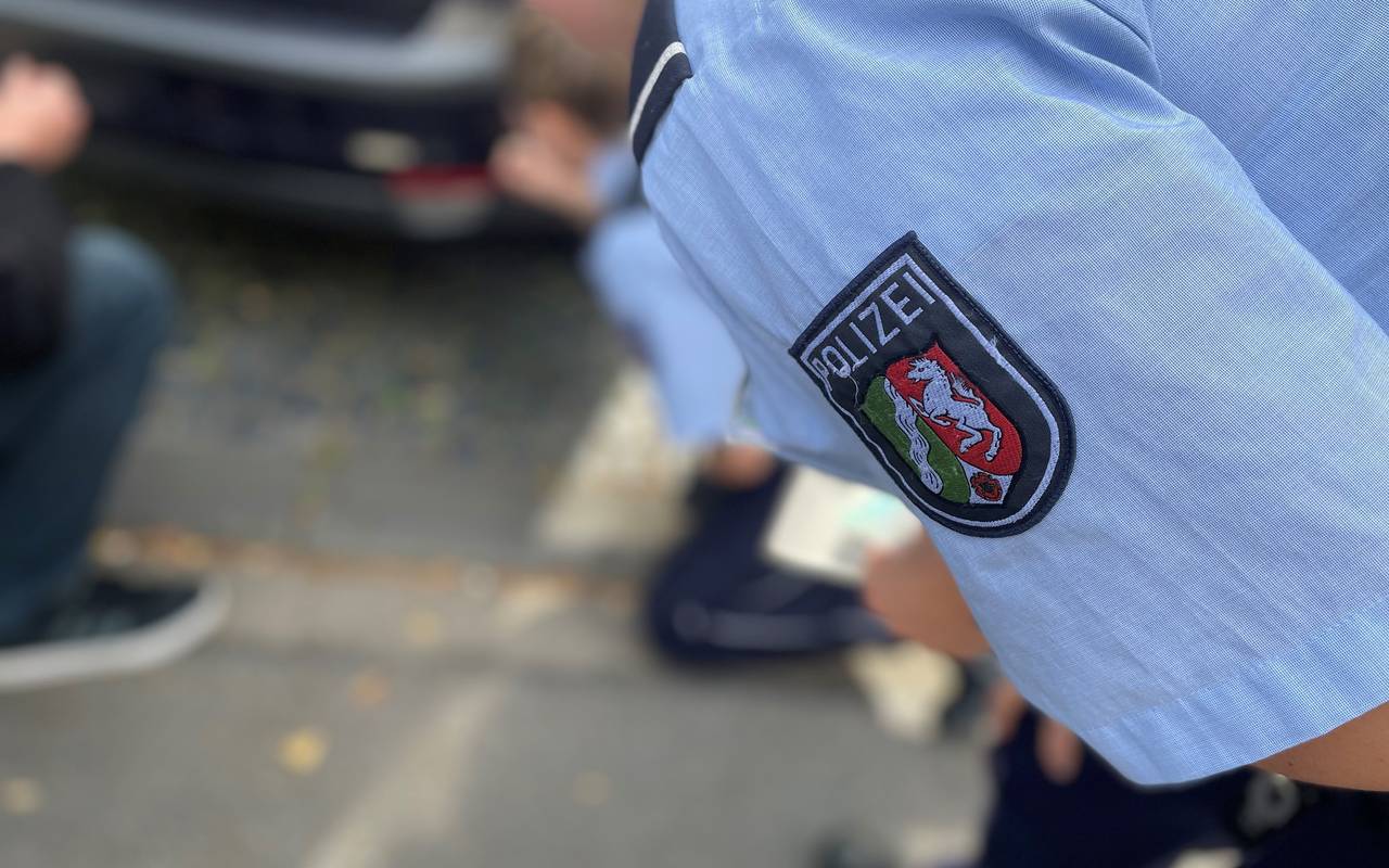 Polizist guckt ganz genau hin