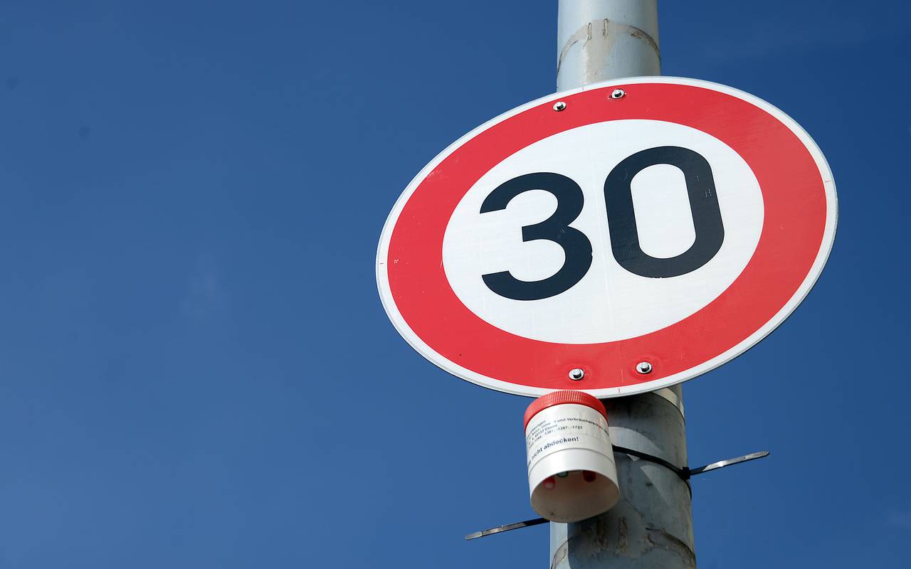 Tempo 30 Schild mit Luftmessgerät