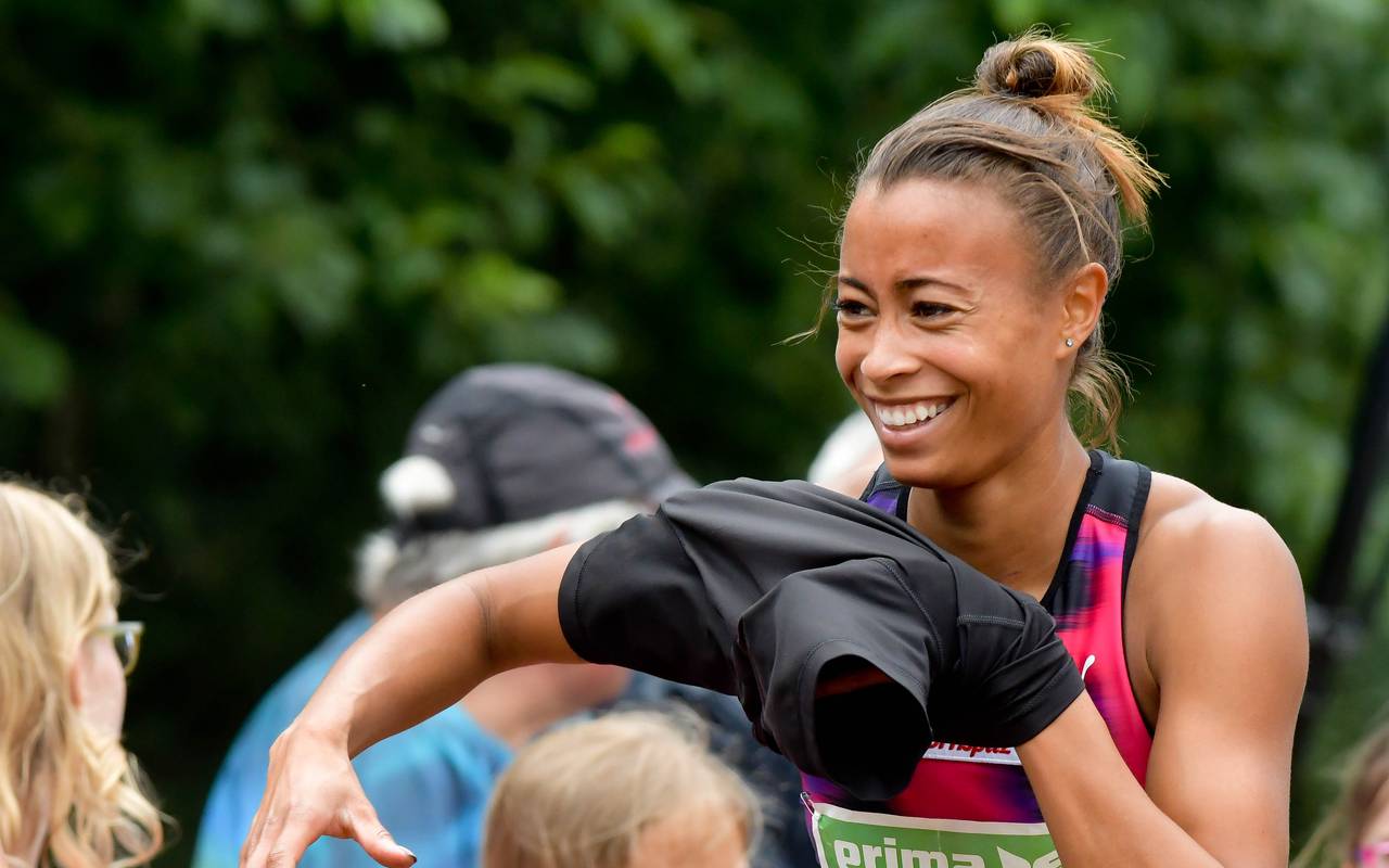Tatjana Pinto lächelt am Rande eines Wettbewerbs