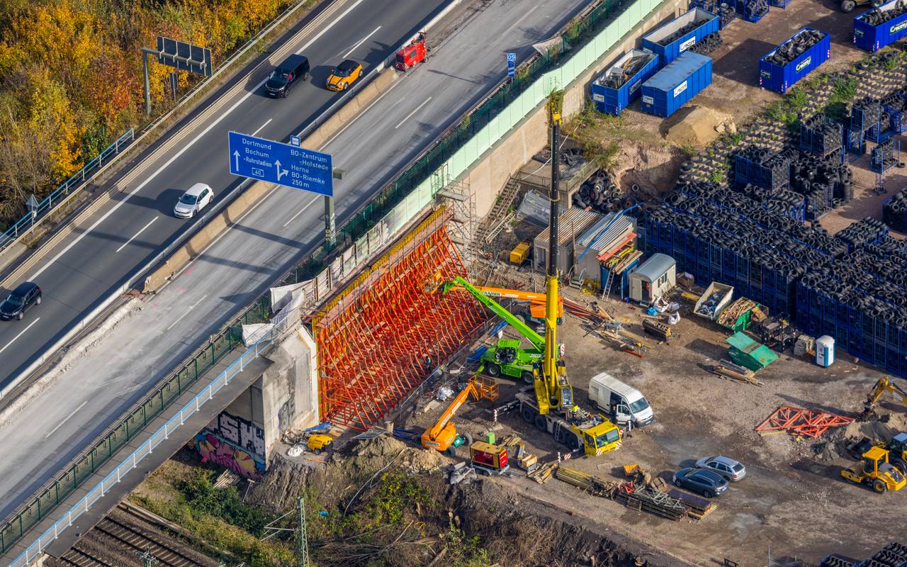 Luftbild, Reparaturarbeiten an der Autobahn A40 noch Großbrand eines Reifenlagers im Stadtteil Hamme in Bochum, Ruhrgebiet, Nordrhein-Westfalen, Deutschland