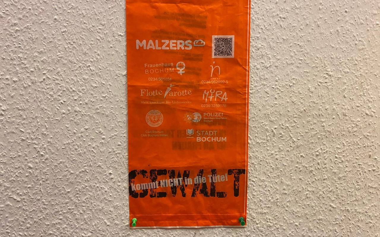 Orangene Brötchentüte mit der Aufschrift "Gewalt kommt nicht in die Tüte.