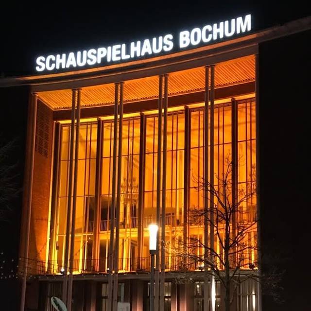 Das Schauspielhaus leuchtet Orange zum internationalen Tag gegen Gewalt gegen Frauen