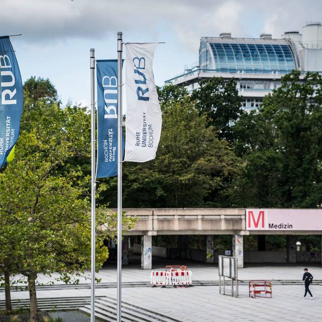 Mann geht über den leeren Campus der RUB