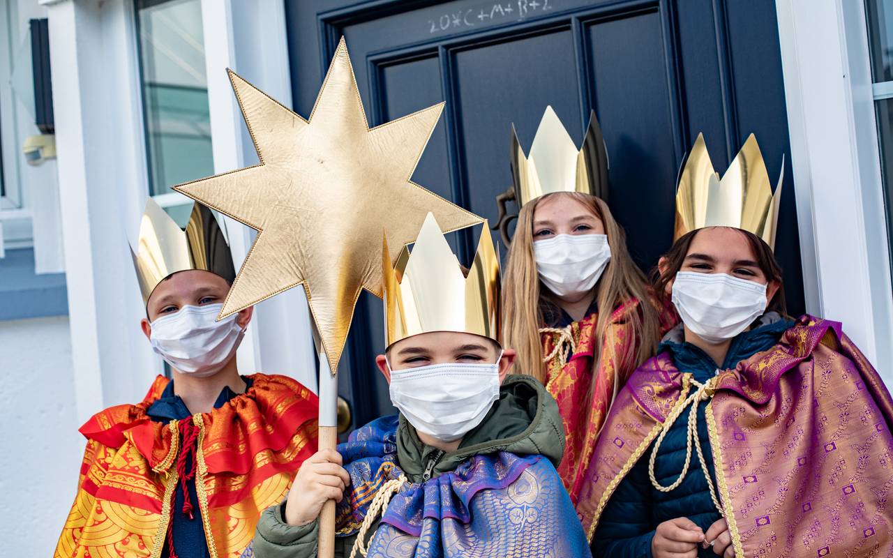 Sternsinger haben den Segen an die Tür geschrieben