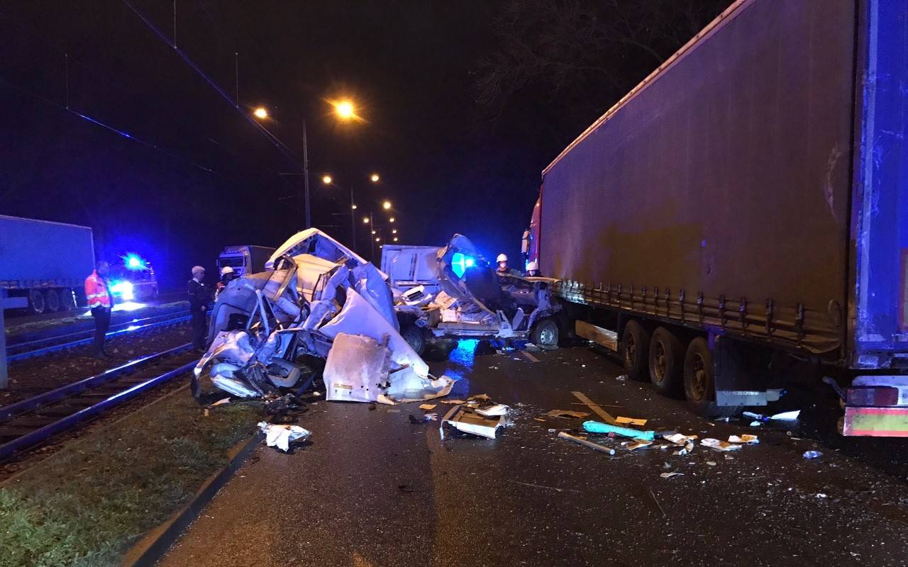 Kleintransporter stößt mit geparktem LKW zusammen
