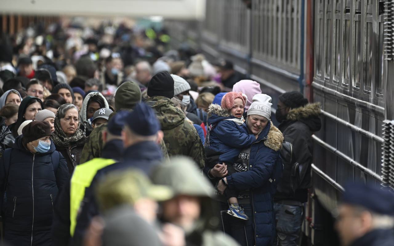 Geflüchtete aus der Ukraine am Bahnhof der polnischen Grenzstadt Przemyśl