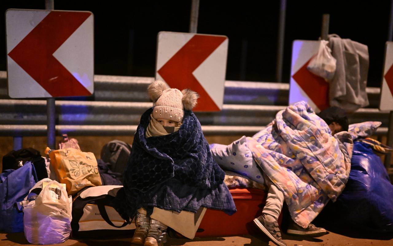 Ukrainische Flüchtlinge am 26. Februar 2022 am polnischen Grenzübergang in Korczowa