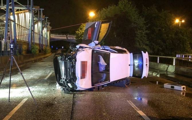 Weißes Auto liegt auf der Seite