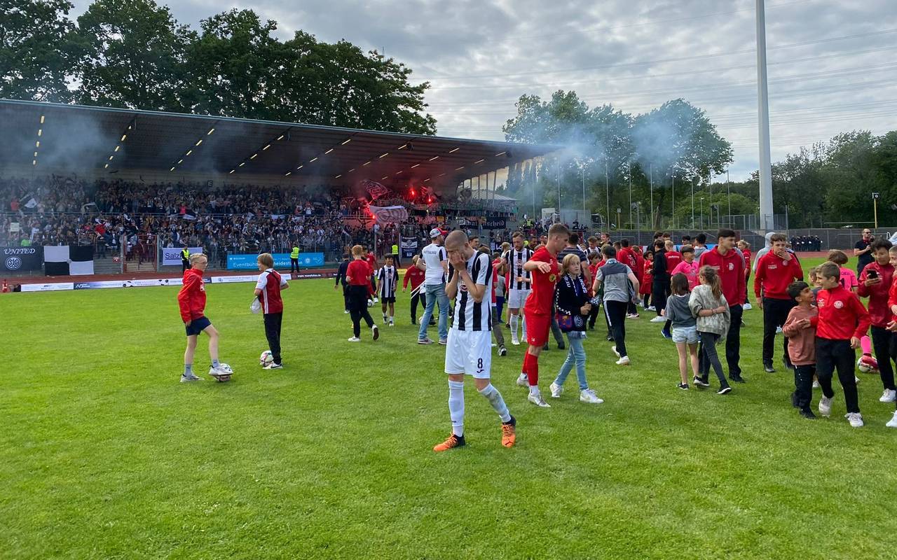 Fußball hält sich vor Freude Hände vor das Gesicht.