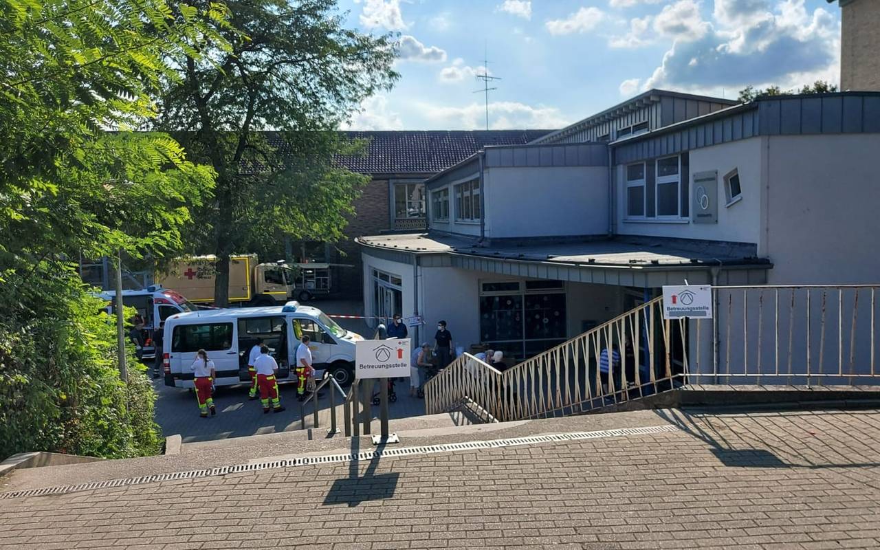 Schule von außen, davor Einsatzwagen
