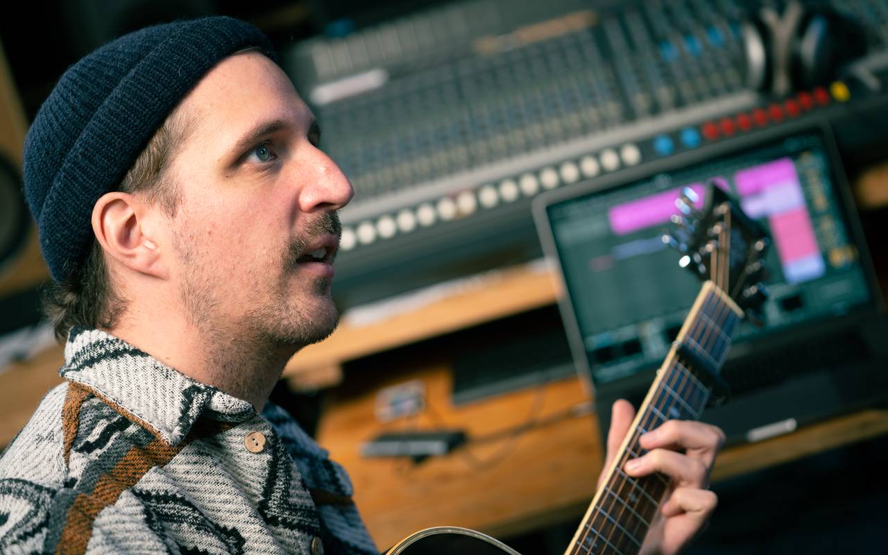 MARIUS spielt Gitarre und kümmert sich um den Sound.