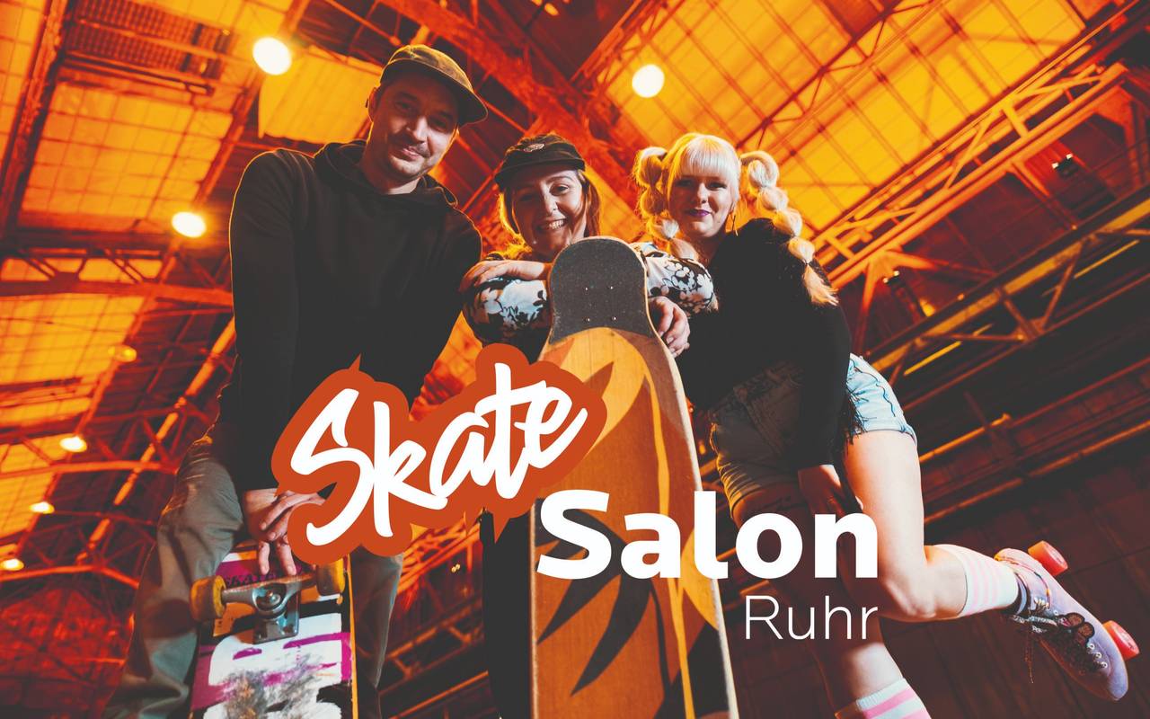 Leute mit Skateboards lächeln in die Kamera.