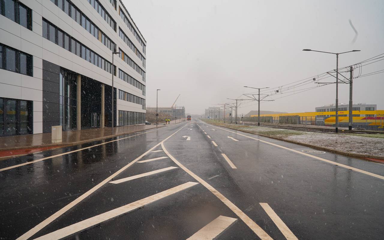 Breite Straße mit Markierungen auf dem Boden