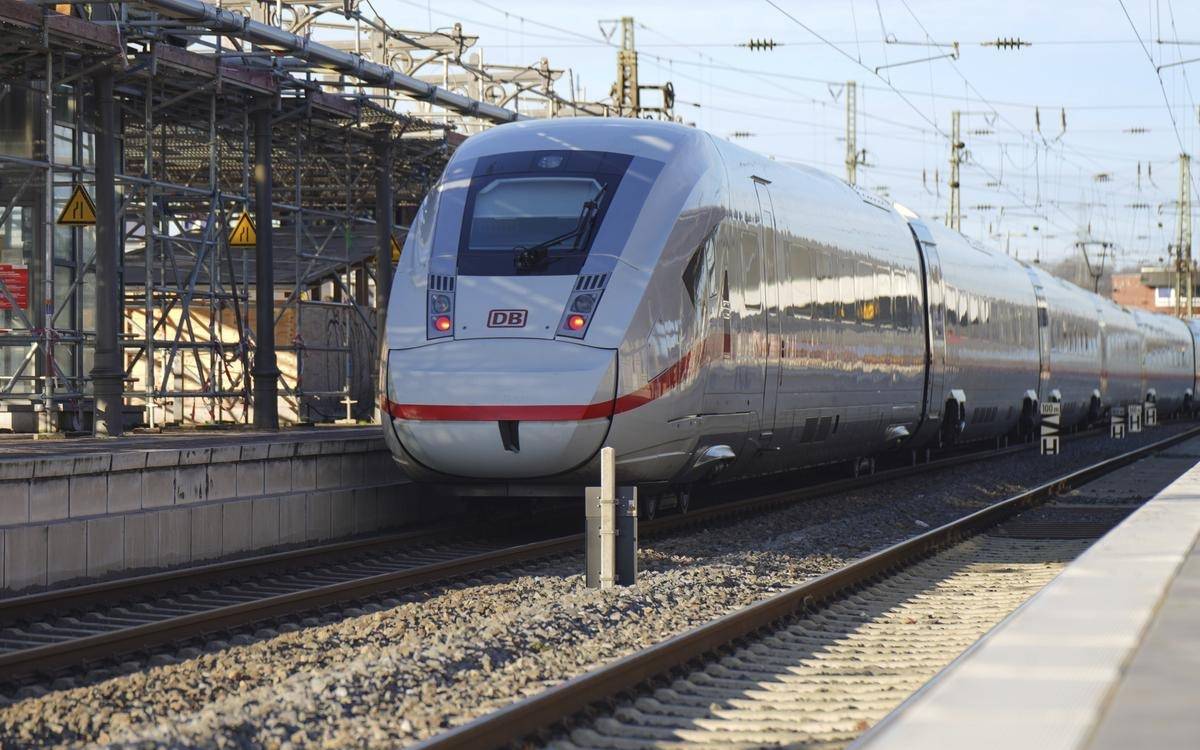 ICE-Zug in einem Bahnhof