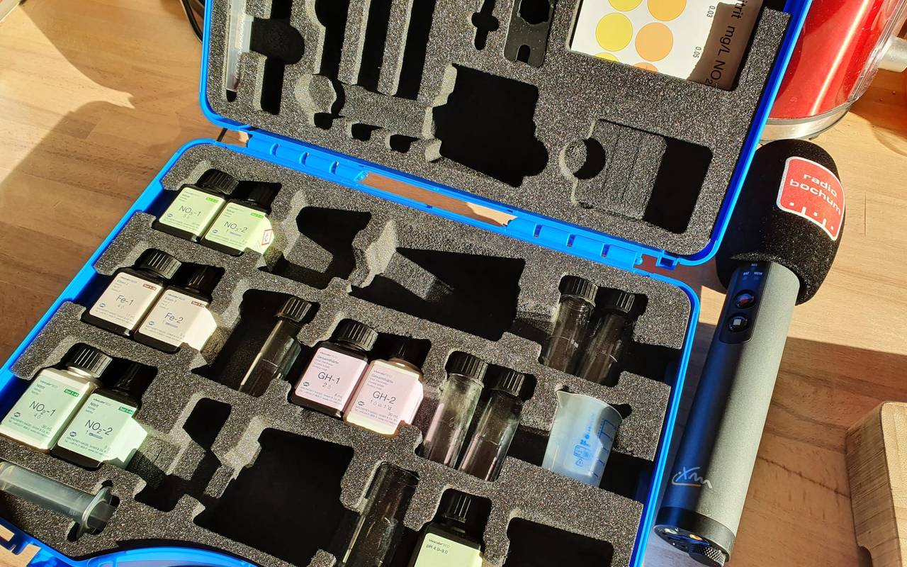 Utensilien zum Wasser Testen: Das bürgerwissenschaftliche Projekt "CS:iDrop" geht in eine nächste Runde. Bochumerinnen und Bochumern testen da unter Anleitung das Wasser, das bei ihnen zuhause aus dem Hahn kommt.