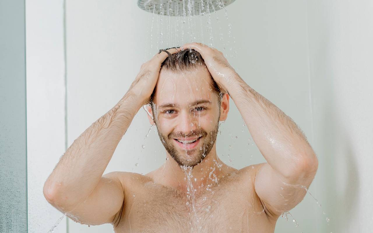 Duschen statt Baden kann enorm Wasser sparen.