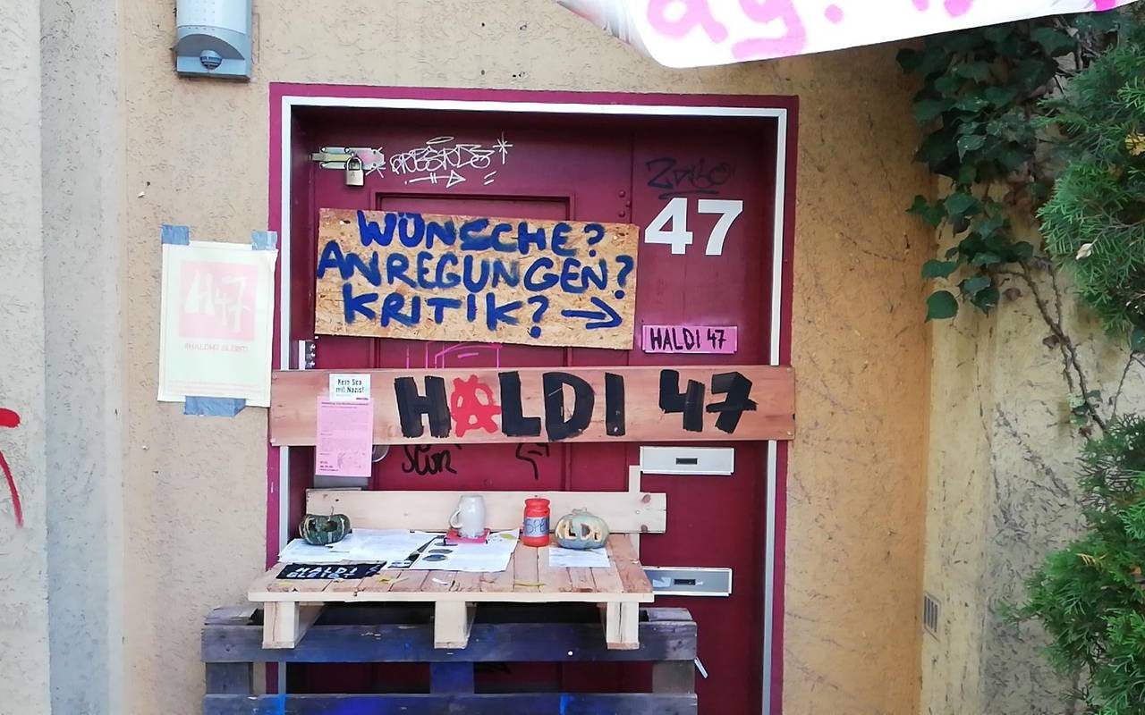 Bunter Briefkasten am besetzen Haus in der Haldenstraße in Bochum-Hamme