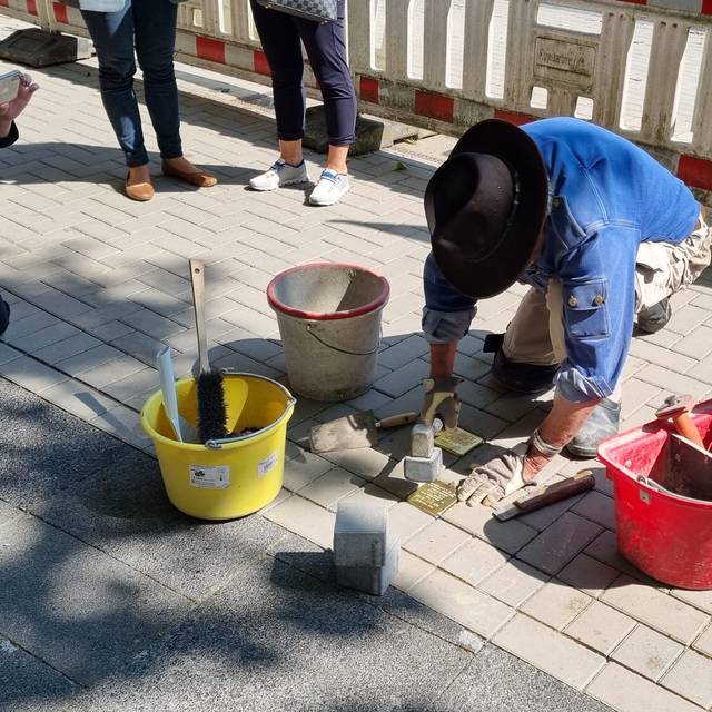 Gunter Demnig verlegt Stolpersteine in Bochum.