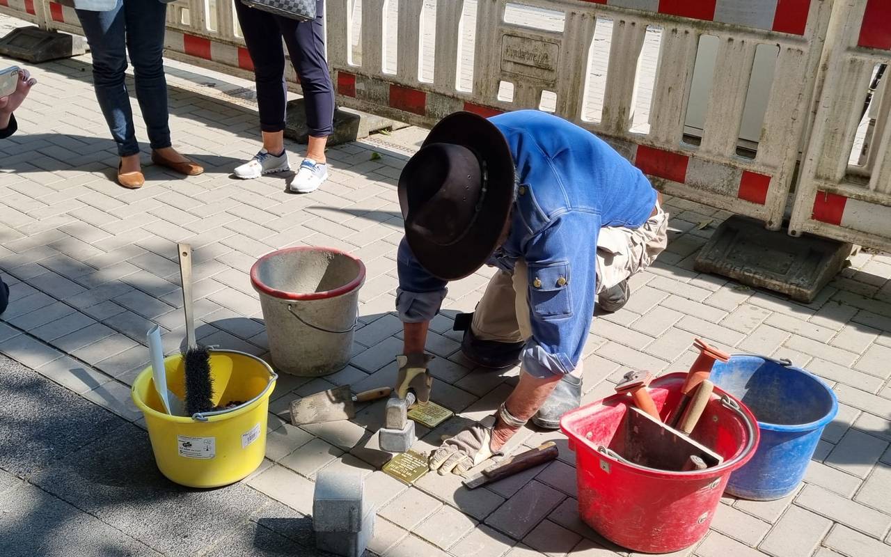 Gunter Demnig verlegt Stolpersteine in Bochum.