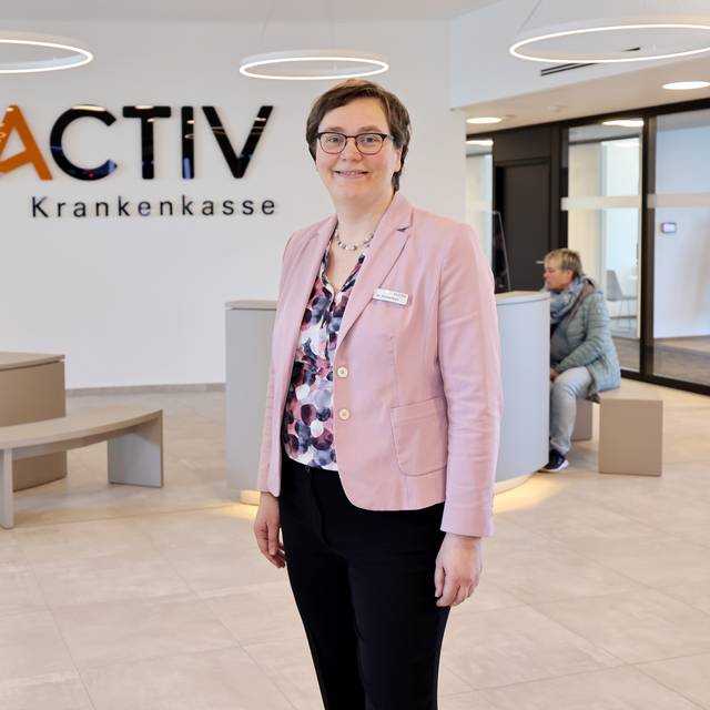 Dr. Simone Kunz, Vorstand Viactiv und Markus Müller, Vorstandsvorsitzender posieren im neuen VIACTIV Campus