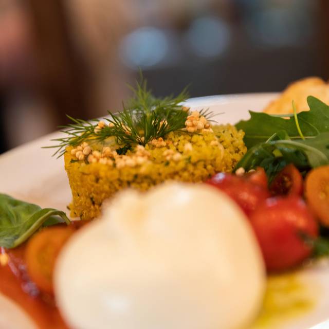 Teller mit exotischem Gericht.