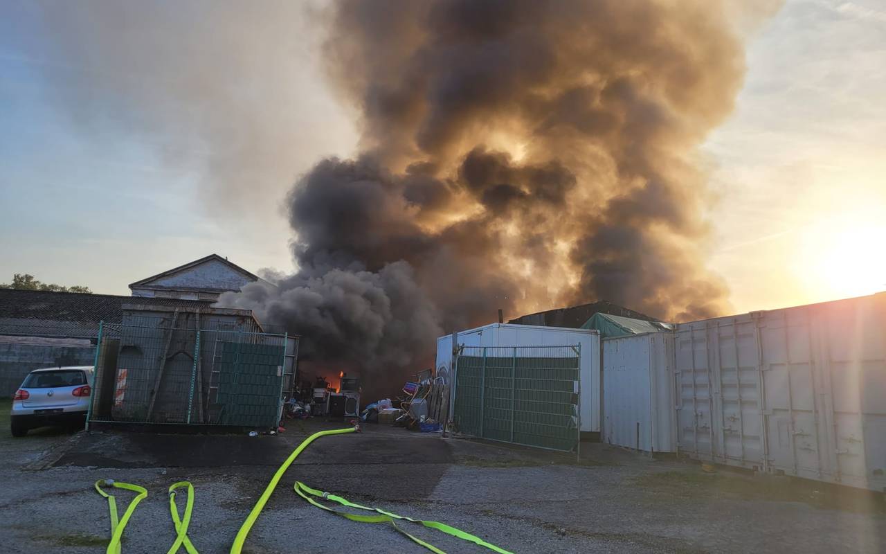 Großbrand in Lagerhalle in Bochum-Hiltrop.