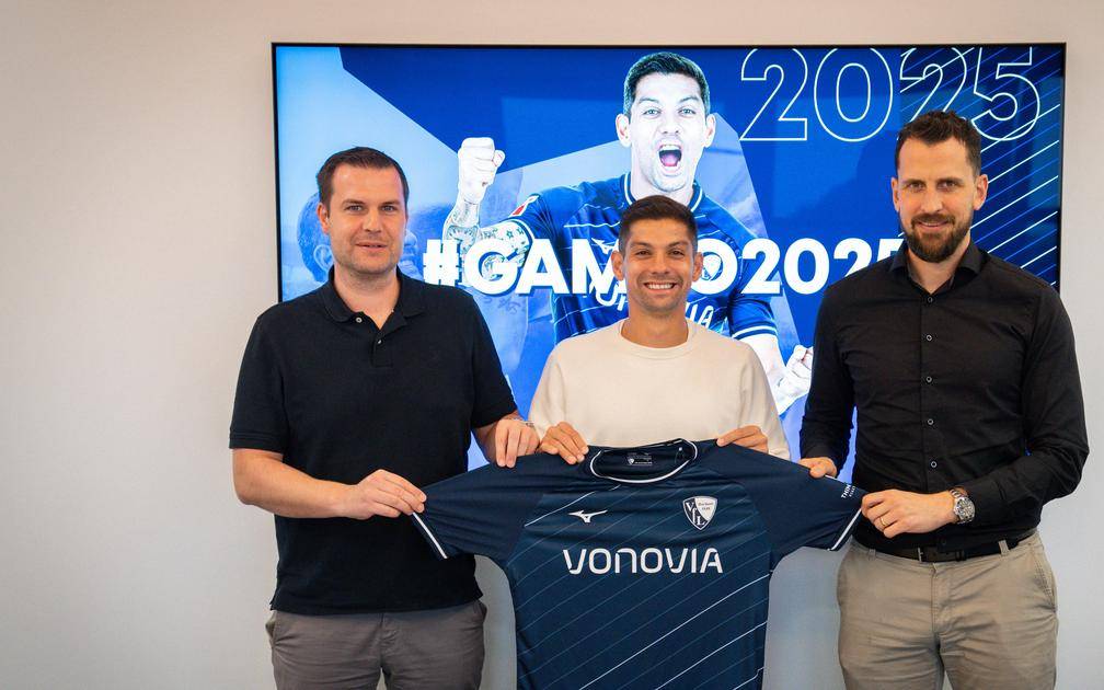 Marc Lettau, Christian Gamboa und Patrick Fabian bei der Vertragsverlängerung des VfL Bochum-Profis.