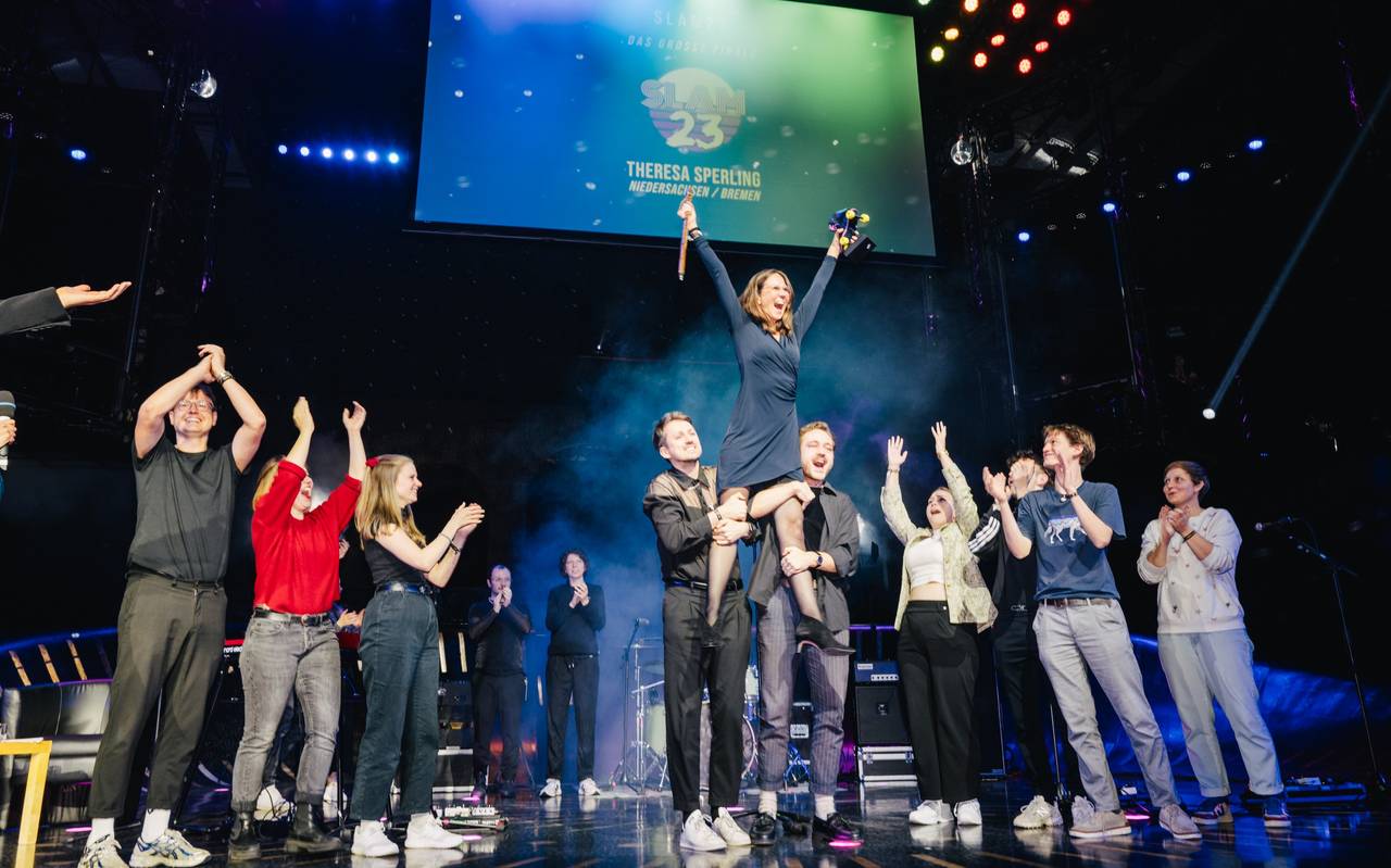 Finalisten feiern Gewinnerin Theresa Sperling