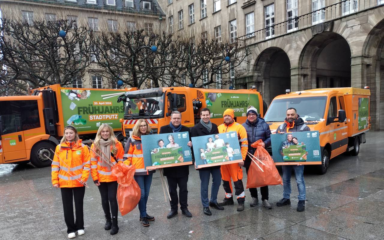 Das Team vom Umweltservice Bochum um Oberbürgermeister Thomas Eiskirch freut sich auf viele Mitsammelnde.