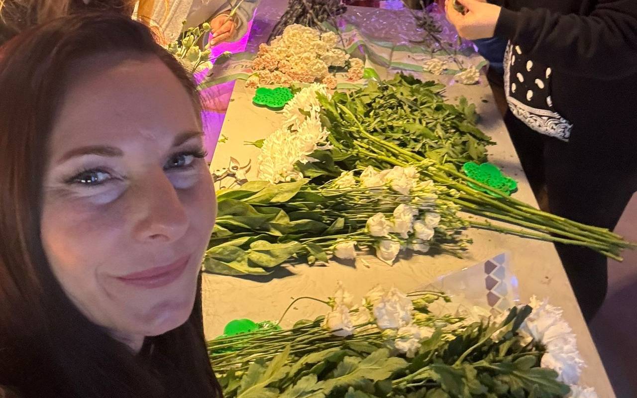 Morgenmacherin Kira Kosthorst beim Blumen entgrünen mit Floristin Kim, Braut Steffi und Hochzeitsplanerin Denise!