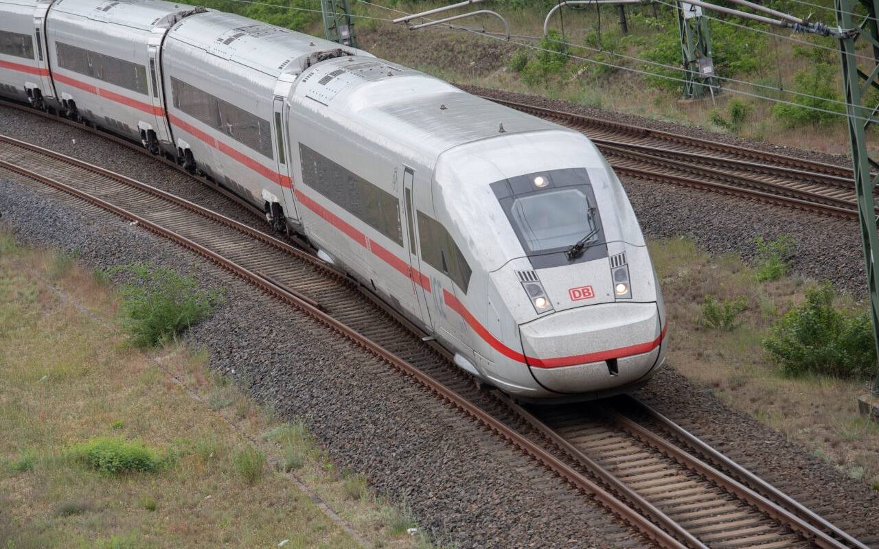 Ein ICE der Deutschen Bahn fährt über Gleise.
