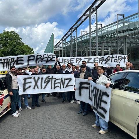 Mehrere Taxis haben vor dem Ruhrcongress demonstriert.